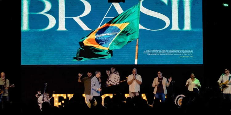 Igreja reúne mais de mil fiéis para assistir ao jogo do Brasil