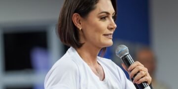 Aliados de Michelle Bolsonaro tentam convencê-la a disputar o Senado
