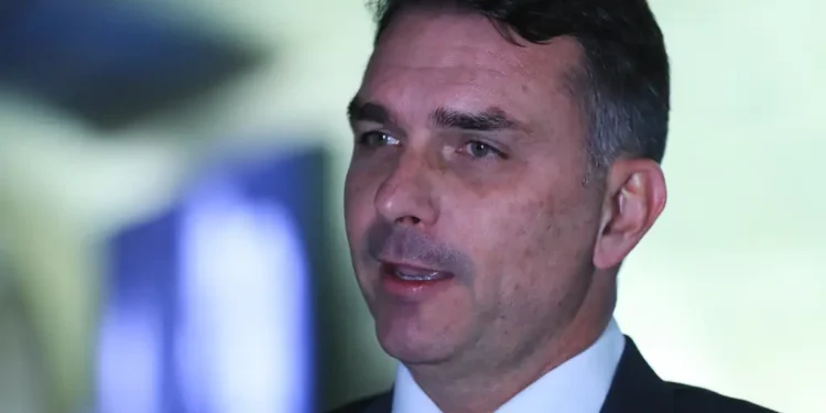 Flávio Bolsonaro cancela participação em festa junina na PB