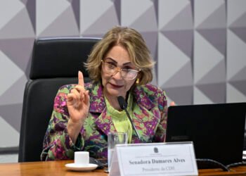 Damares Alves solicita esclarecimentos sobre declarações de Lula