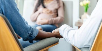 Dupla homossexual processa mãe de aluguel por não abortar bebê