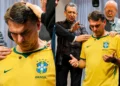 Flávio Bolsonaro recebe oração de líderes cristãos em vídeo