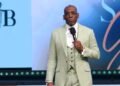 Pastor Jamal Bryant ora pela família de Nolan Wells após tragédia