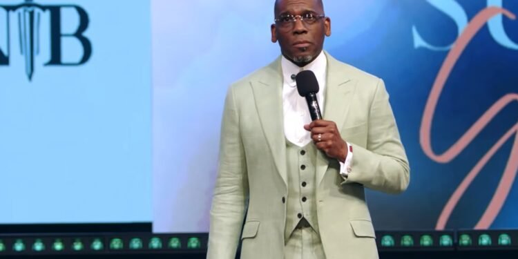 Pastor Jamal Bryant ora pela família de Nolan Wells após tragédia