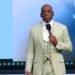 Pastor Jamal Bryant ora pela família de Nolan Wells após tragédia