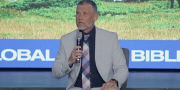 Pastor Greg Locke afirma que não tem nada a esconder após operação