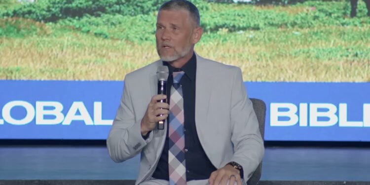 Pastor Greg Locke afirma que não tem nada a esconder após operação