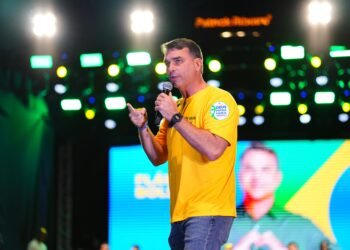 Flávio Bolsonaro critica Moraes e pede impeachment do ministro