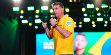 Flávio Bolsonaro critica Moraes e pede impeachment do ministro