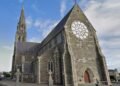 Mulher é esfaqueada no altar enquanto orava em igreja na Irlanda