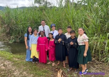 Menina venezuelana leva amigos ao batismo em Roraima