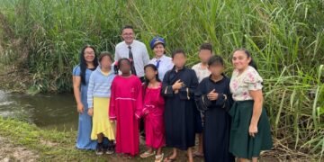 Menina venezuelana leva amigos ao batismo em Roraima
