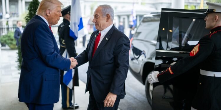 Netanyahu se encontra com Trump nos EUA: homenagens e diálogos