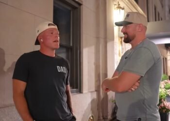 Pat McAfee fala sobre sua jornada espiritual e amor a Jesus Cristo
