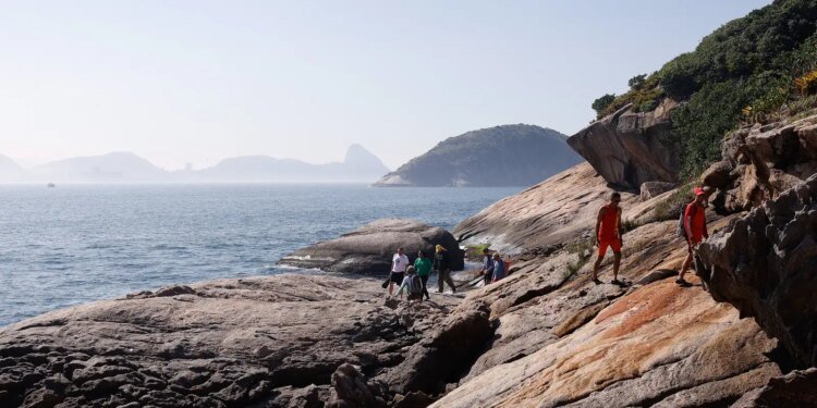 Trilha nas Ilhas Cagarras exige preparo e oferece vista única do Rio