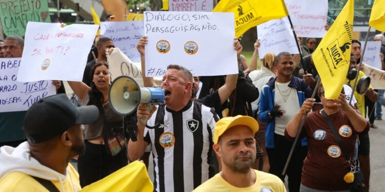 Camelôs protestam contra programa da prefeitura no Rio