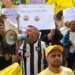 Camelôs protestam contra programa da prefeitura no Rio