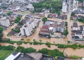 Frente fria oscila sobre SC e traz risco de temporais e enxurradas