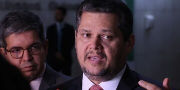 Alcolumbre envia PEC do fim da escala 6×1 para CCJ do Senado