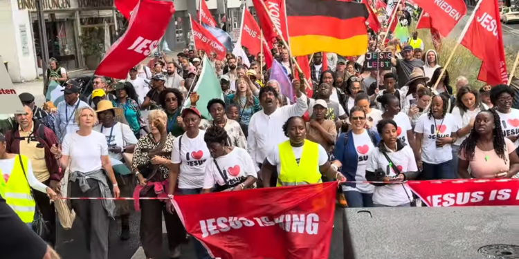 Marcha para Jesus reúne milhares de cristãos de diversas igrejas em Berlim