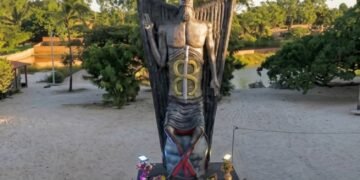 Feiticeira investe R$ 100 mil em estátua do Diabo no Ceará