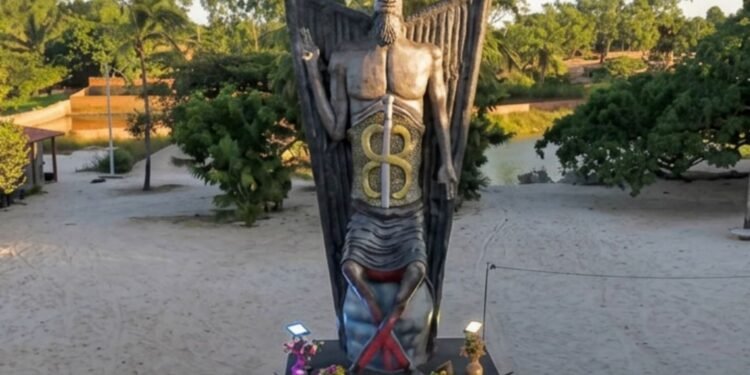 Feiticeira investe R$ 100 mil em estátua do Diabo no Ceará