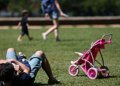 Pais estão menos presentes na criação de filhos, aponta estudo
