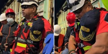 De joelhos, socorristas venezuelanos oram a Deus para encontrar sobreviventes na Colômbia