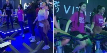 Mulheres param aula de spinning para adorar a Deus e orar umas pelas outras em SP