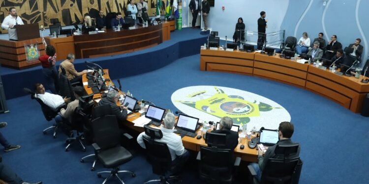 Câmara de Ponta Grossa aprova uso da Bíblia como recurso paradidático em escolas
