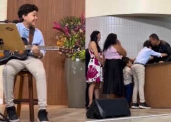 Enquanto tocava na igreja, menino se emociona ao ver pai se batizar de surpresa