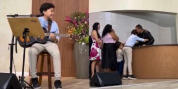 Enquanto tocava na igreja, menino se emociona ao ver pai se batizar de surpresa