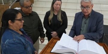 Igreja no Paraná conclui Bíblia escrita à mão após 10 anos: ‘Um privilégio’