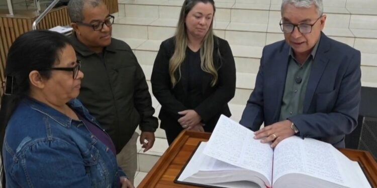 Igreja no Paraná conclui Bíblia escrita à mão após 10 anos: ‘Um privilégio’