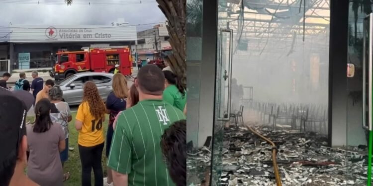 Cristãos louvam em frente à igreja destruída por incêndio em Recife: ‘Estamos de pé’