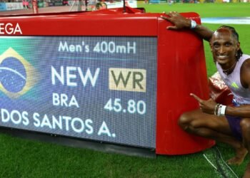 Alison dos Santos quebra recorde mundial dos 400m com barreiras