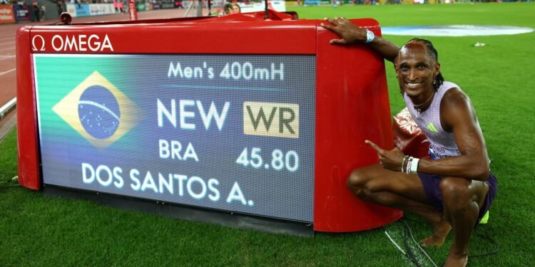Alison dos Santos quebra recorde mundial dos 400m com barreiras