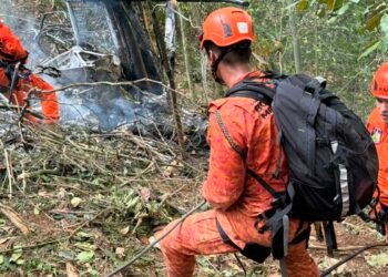 Quatro pessoas morrem em queda de helicóptero no Rio de Janeiro