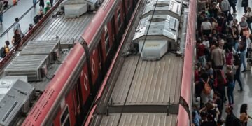 Trabalhadores das linhas 11, 12 e 13 dos trens em São Paulo iniciam g