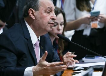 Relator da CCJ do Senado vota a favor da PEC do fim da escala 6×1
