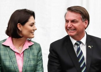 Michelle Bolsonaro pode ser internada; Jair Bolsonaro pede ajuda