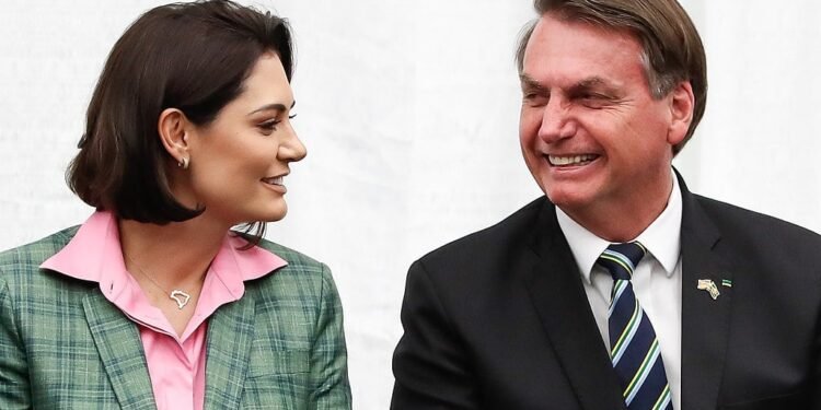 Michelle Bolsonaro pode ser internada; Jair Bolsonaro pede ajuda