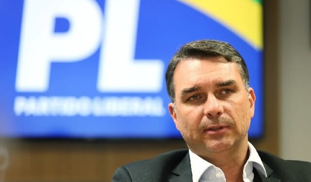 Flávio Bolsonaro apresenta propostas para a presidência