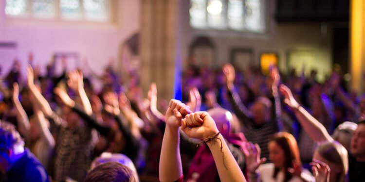 Jovens querem mais liturgia nas igrejas: pesquisa aponta tendência
