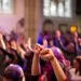 Jovens querem mais liturgia nas igrejas: pesquisa aponta tendência