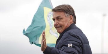 Bolsonaro apresenta sonolência e instabilidade, mas segue estável