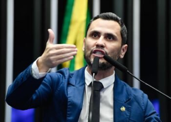 Eduardo Bolsonaro republica vídeo de Cleitinho em apoio a Flávio