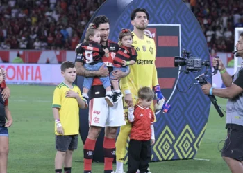 Menino de 8 anos homenageia pai e vive dia especial no Rio