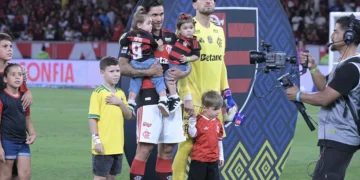 Menino de 8 anos homenageia pai e vive dia especial no Rio