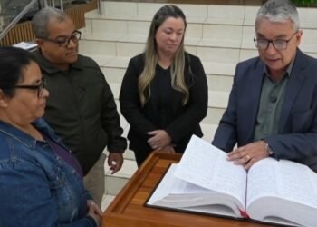 Igreja Luz do Mundo conclui Bíblia escrita à mão após 10 anos